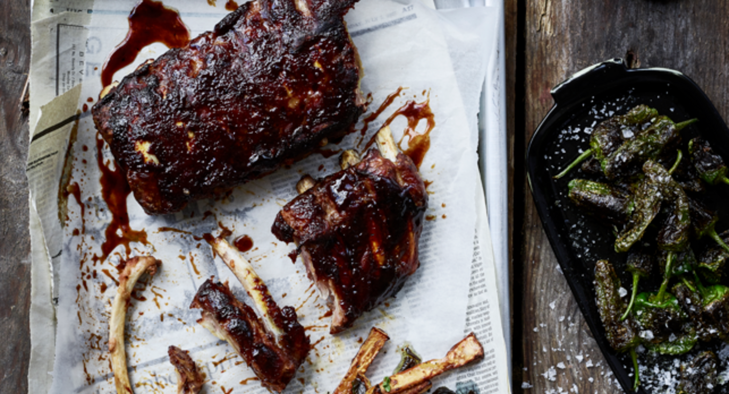 Ribbe med BBQ-saus, stekte stangselleri, oregano og små grønn paprika