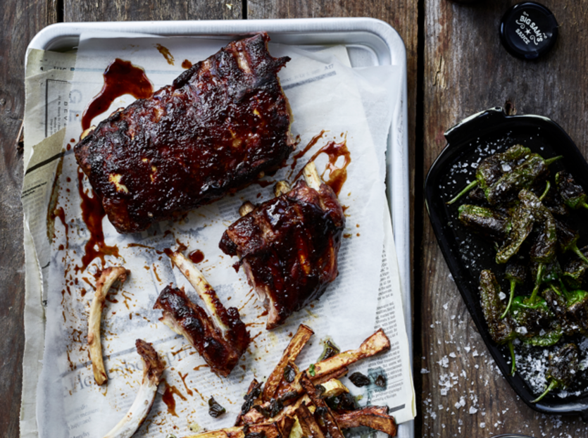 Ribbe med BBQ-saus, stekte stangselleri, oregano og små grønn paprika