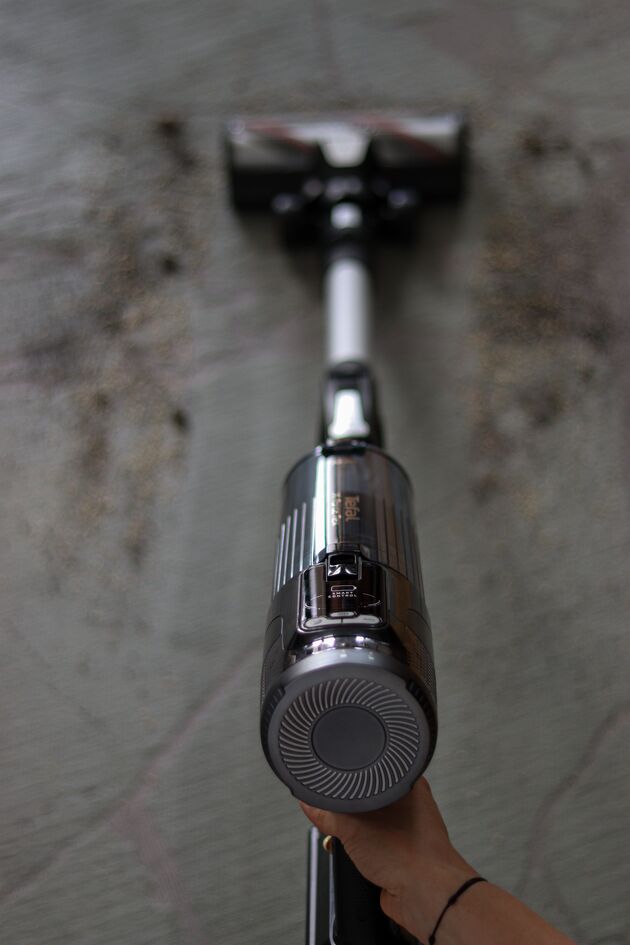 Støvsugeren justerer automatisk hastigheten avhengig av underlaget