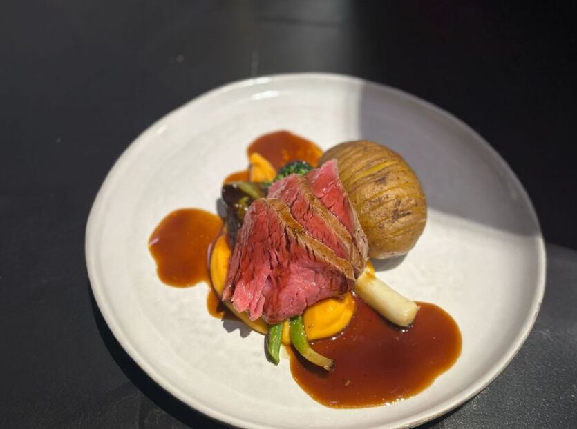 Helstekt oksefilet med søtpotetpuré, rødvinssaus, hasselbakte poteter og grillet hvitløk & brokkoli