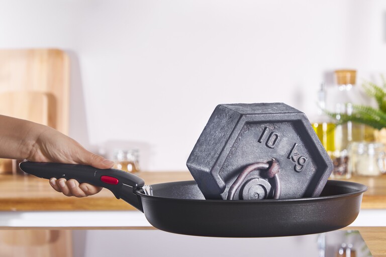 fem års garanti og den har en tykk aluminiumsbunn - 