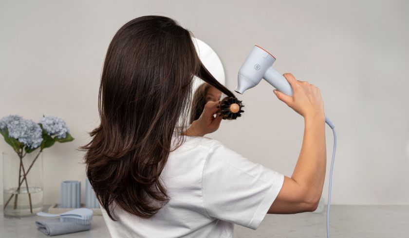 Sett på munnstykket og føn med rundbørste