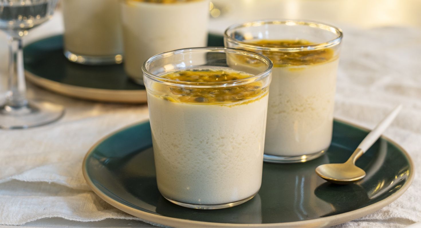 Hvit sjokolademousse med mango og kokos