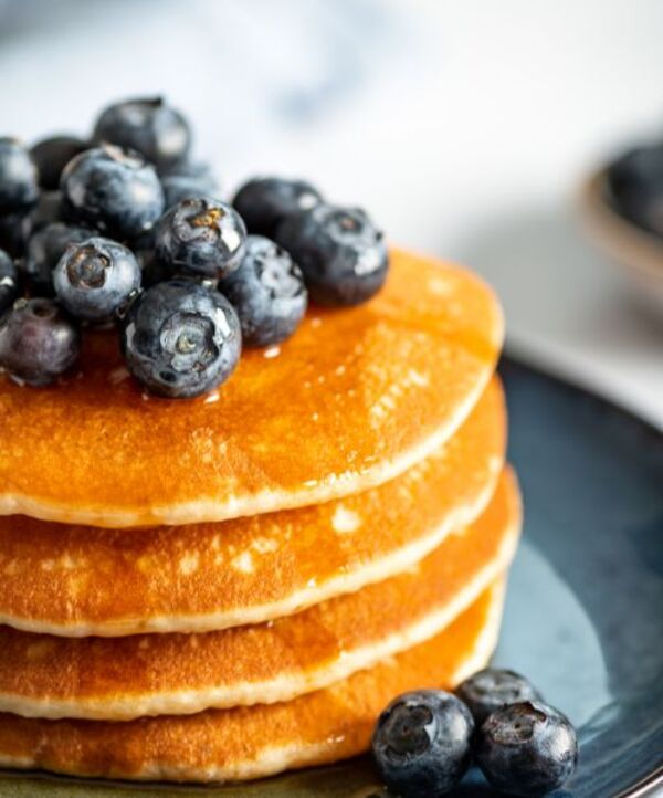 Amerikanske pannekaker til brunch? Prøv toppinger som lønnesirup, cashewnøtter, blåbær og banan. Eller gå all-in med en frisk fruktsalat!