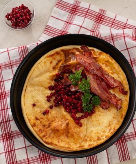 Mer fyldige toppinger kan være: bacon og råsyltede tyttebær, stuede eller stekte sjampinjonger med stekt løk, eller fetaost og spinat.