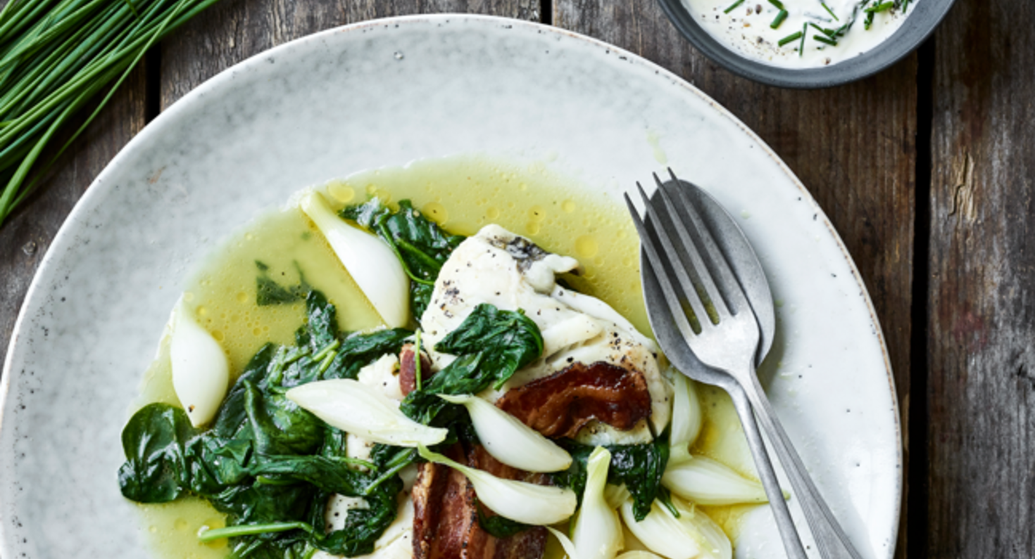 Rødspette med spinat, sølvløk og bacon