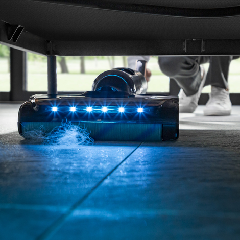 180° lay-flat-designen gjør det enkelt å rengjøre under møbler og langs vegger. LED-lampene lyser opp skjult smuss
