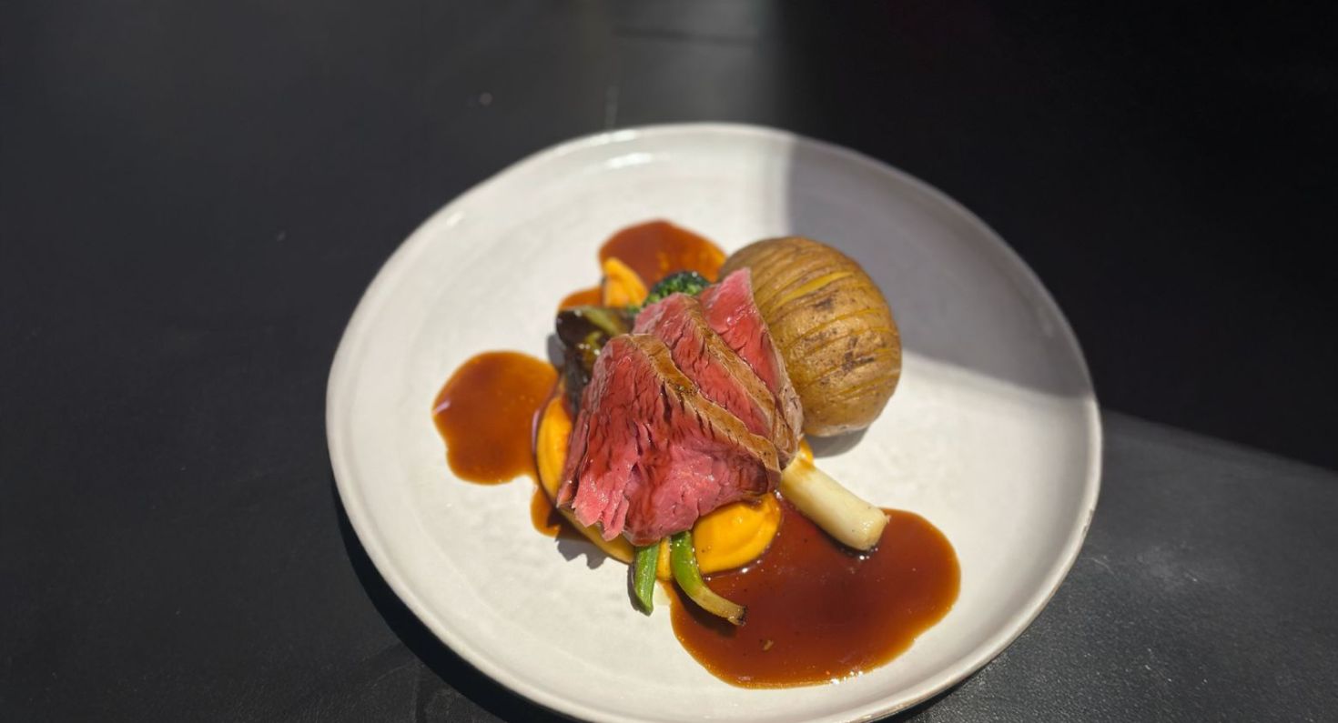 Helstekt oksefilet med søtpotetpuré, rødvinssaus, hasselbakte poteter og grillet hvitløk & brokkoli