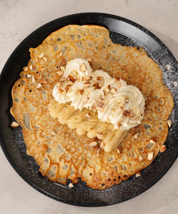 Prøv den omtalte pannekake-fastelavnsbollen, en tynn pannekake toppet med pisket krem og pisket mandelmasse. Brett sammen, ta en bit og nyt!