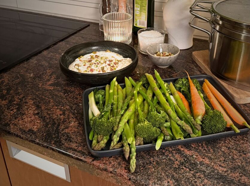 Dampede grønnsaker med en smakfull og kremet dip