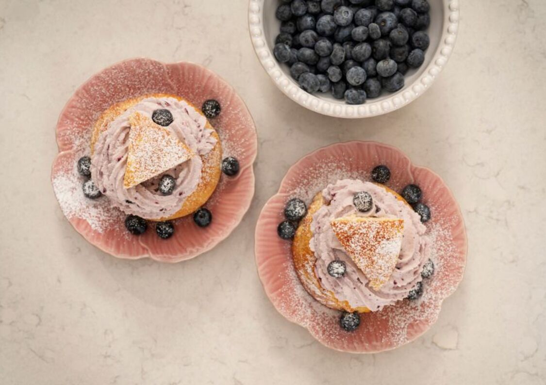 Fastelavnsboller med blåbærkrem