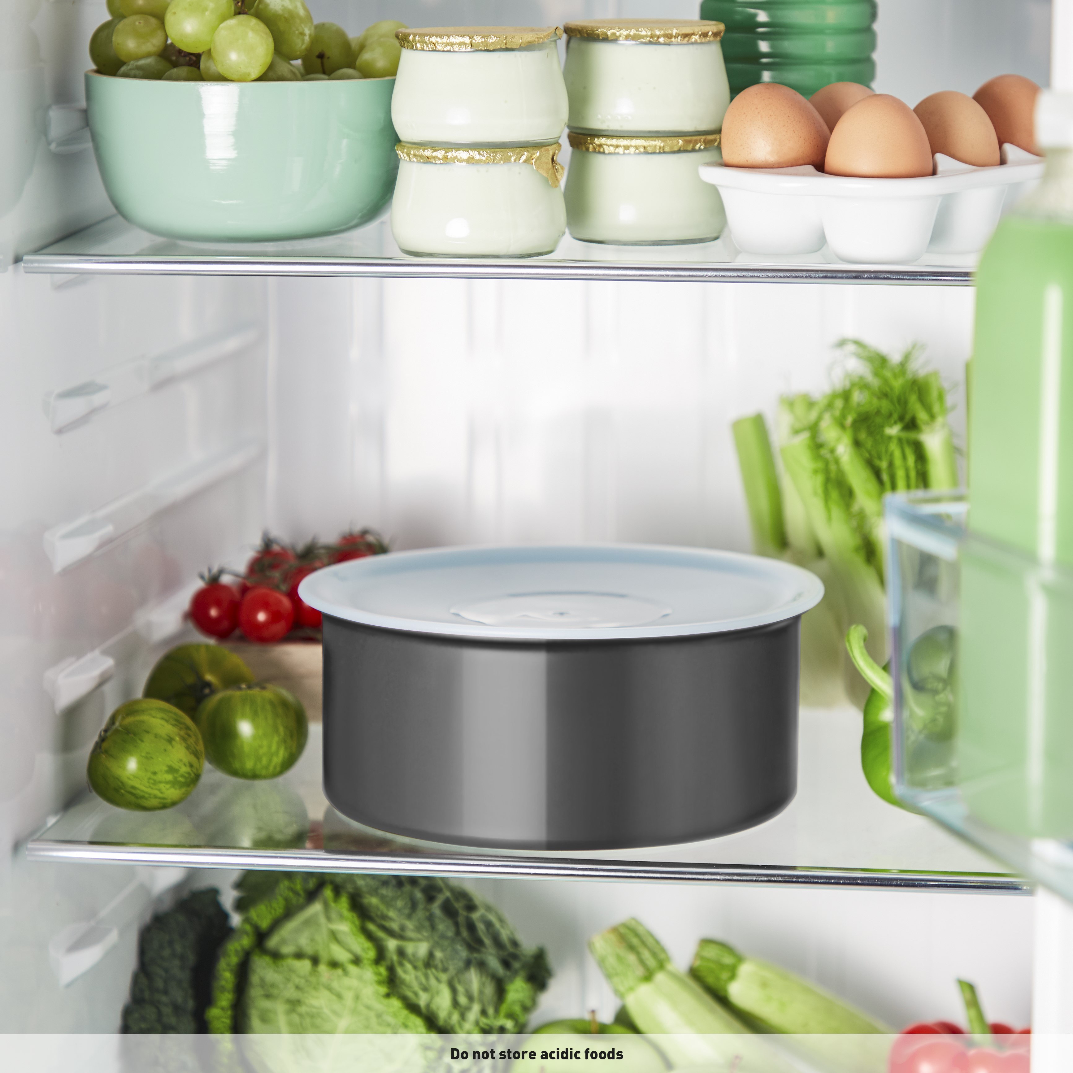 Oppbevar direkte i kjøleskapet – med lokk