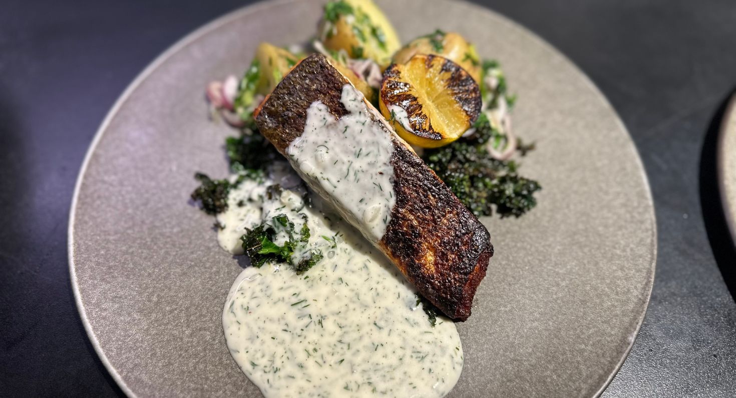 Grillet laks med dill-saus & marinert potet