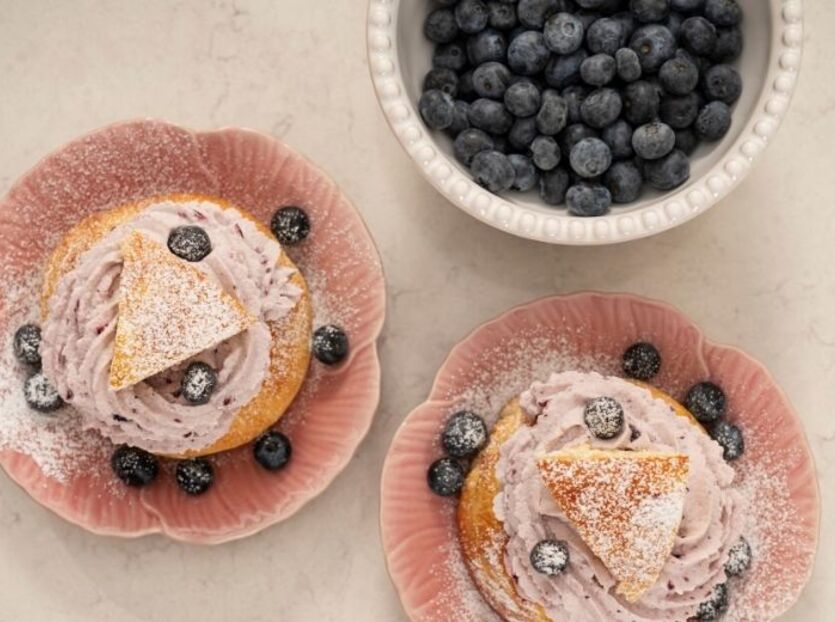 Fastelavnsboller med blåbærkrem