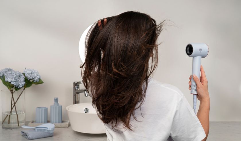 Føn håret nesten tørt