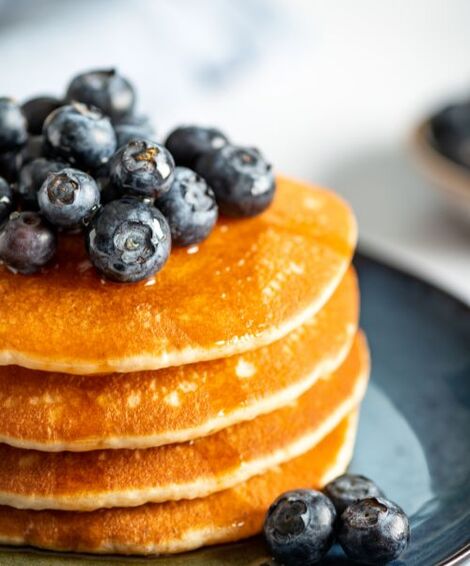 Amerikanske pannekaker til brunch? Prøv toppinger som lønnesirup, cashewnøtter, blåbær og banan. Eller gå all-in med en frisk fruktsalat!