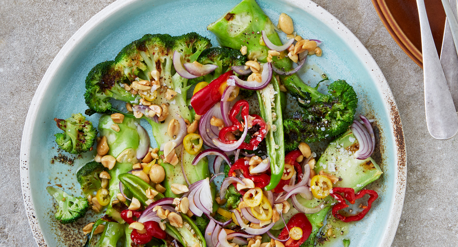 Grillet brokkoli med peanøtter og chilisalsa