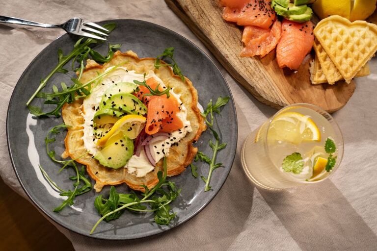 Mettende vafler med luksuriøse toppinger.