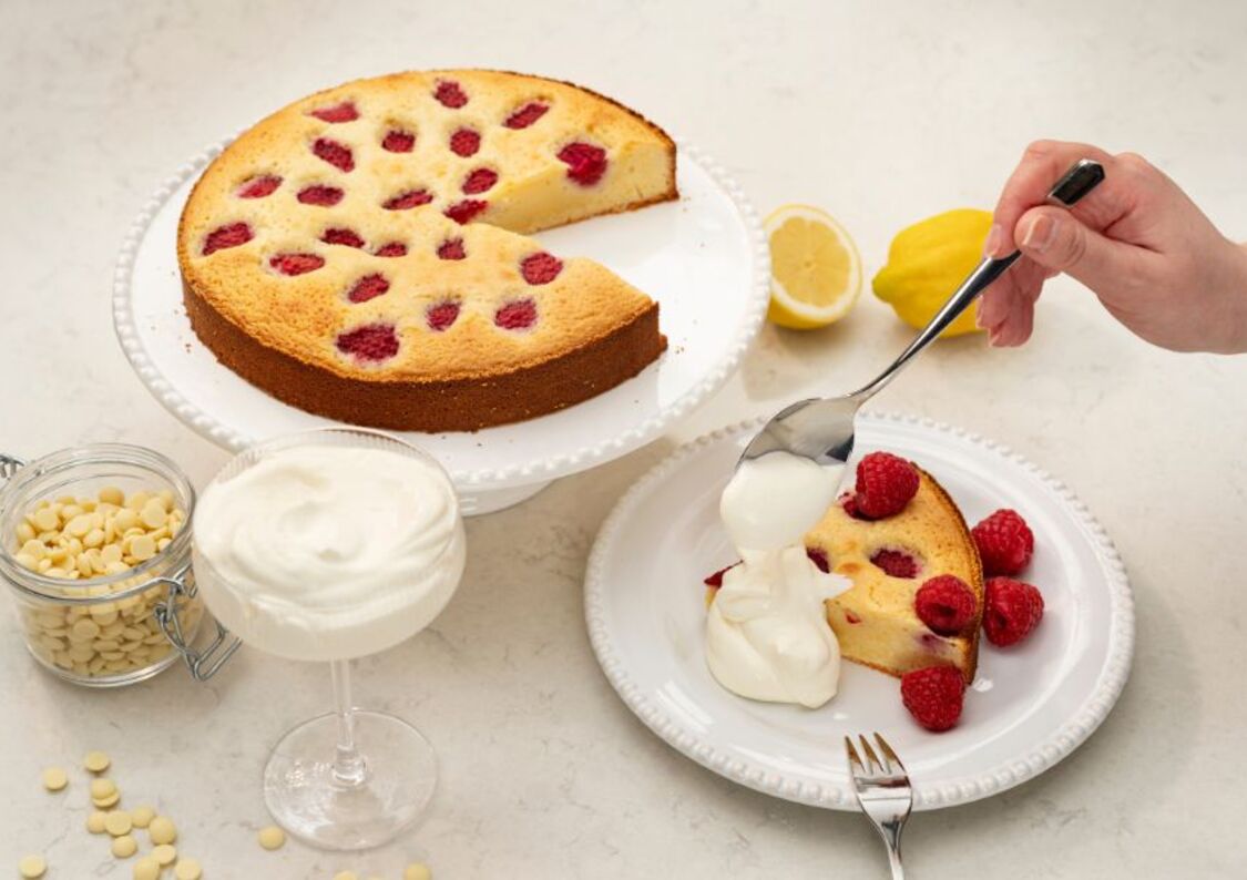 Hvit sjokoladekladdkake med bringebær og sitron