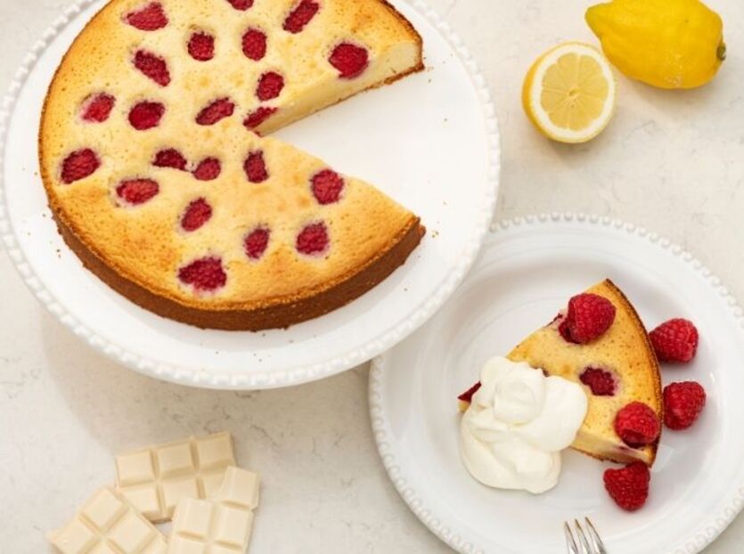 Hvit sjokoladekladdkake med bringebær og sitron