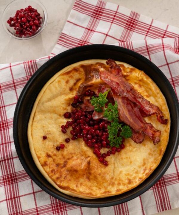 Mer fyldige toppinger kan være: bacon og råsyltede tyttebær, stuede eller stekte sjampinjonger med stekt løk, eller fetaost og spinat.