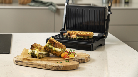 Legg i fyllet, grill og nyt! Lag varme, sprø smørbrød med den lekre smørbrødgrillen Onyx. 
