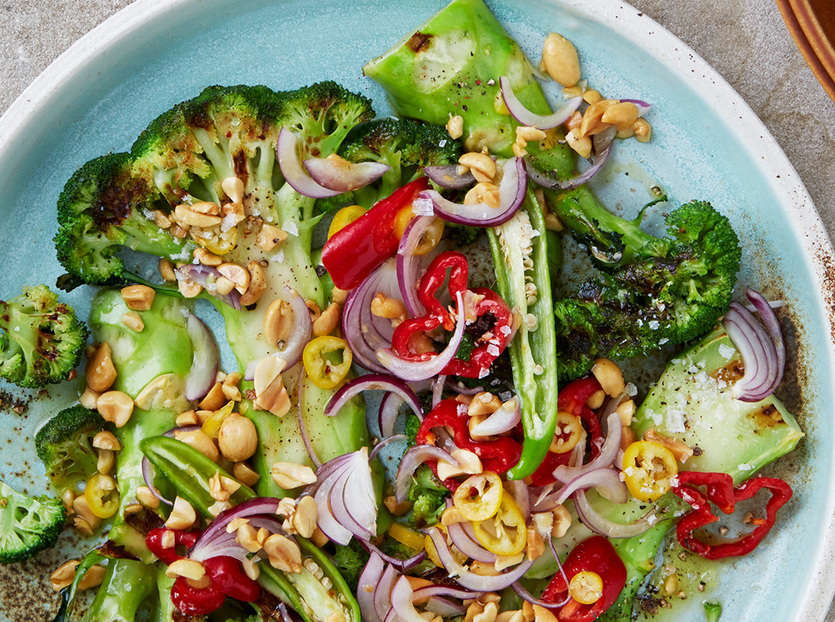 Grillet brokkoli med peanøtter og chilisalsa